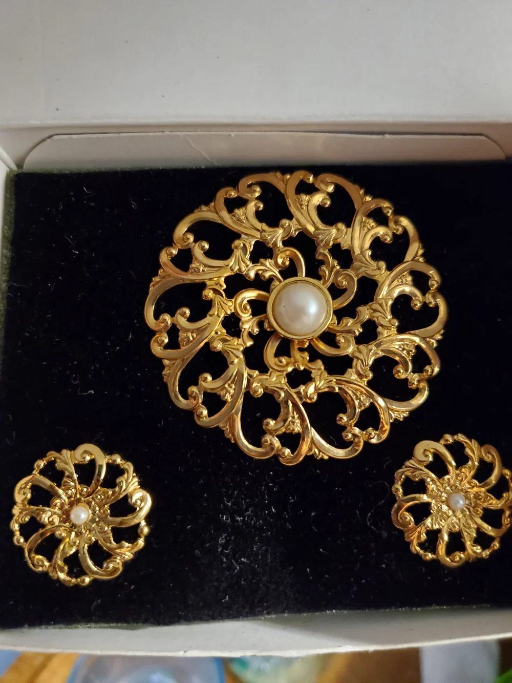 Avon‎ Flower Blossom Gold Tone Faux Pearl Pin Brooch and Earrings Set Vintage